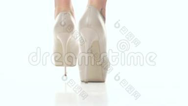 女人穿着白色背景的<strong>高跟鞋</strong>穿着米色鞋子<strong>走路</strong>
